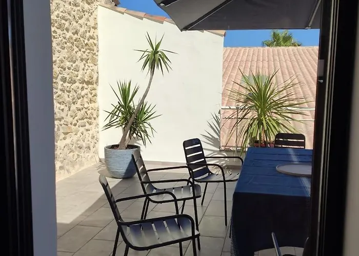 Maison Entre Port Et *